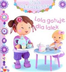 Mała dziewczynka - Lola gotuje dla lalek