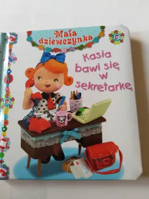 Mała dziewczynka. Kasia bawi się w sekretarkę