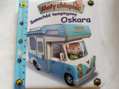 Mały chłopiec. Samochód kempingowy Oskara