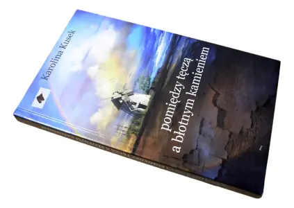 POMIĘDZY TĘCZĄ A BŁOTNYM KAMIENIEM