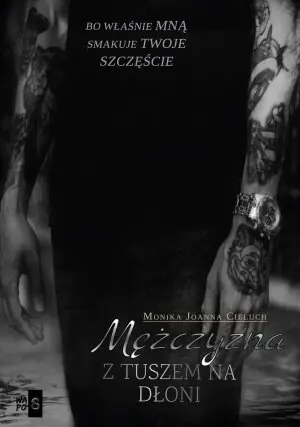 Mężczyzna z tuszem na dłoni