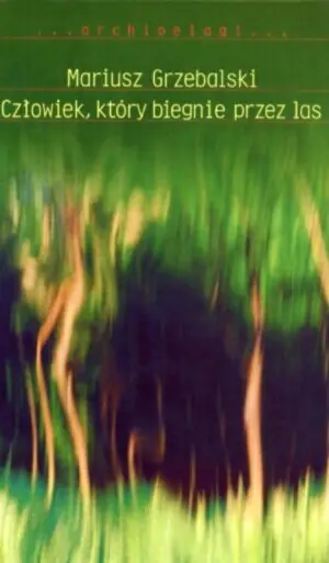 Człowiek, który biegnie przez las