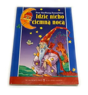 Idzie niebo ciemną nocą 