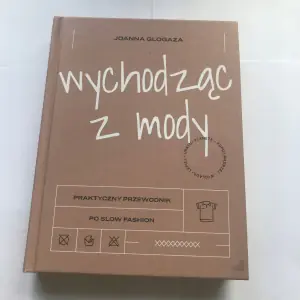 Wychodząc z mody Praktyczny przewodnik po slow fashion