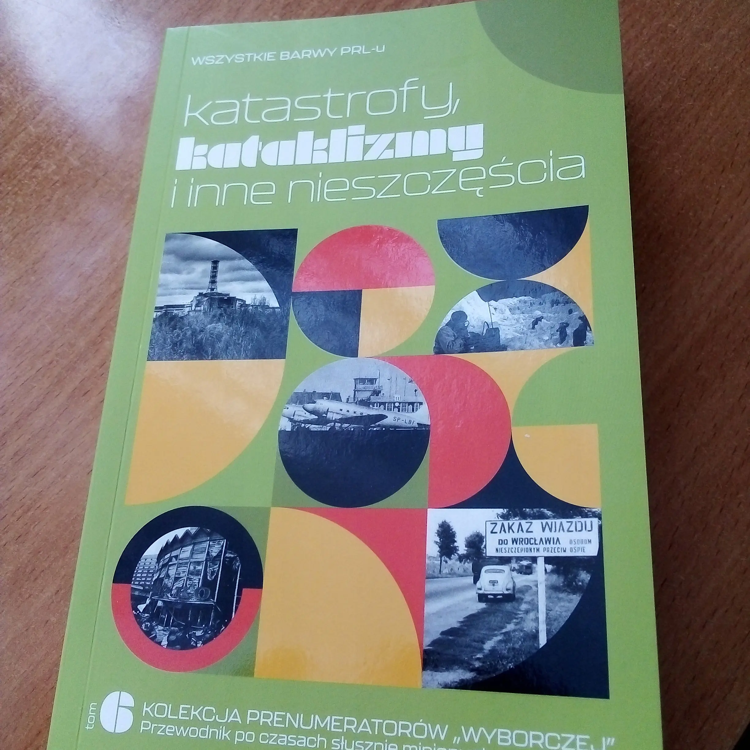 Książka - Wszystkie Barwy PRL-u Katastrofy, Kataklizmy i inne nieszczęścia tom 6 Kolekcja Prenumeratorów "Wyborczej" Przewodnik po czasach słusznie minionych