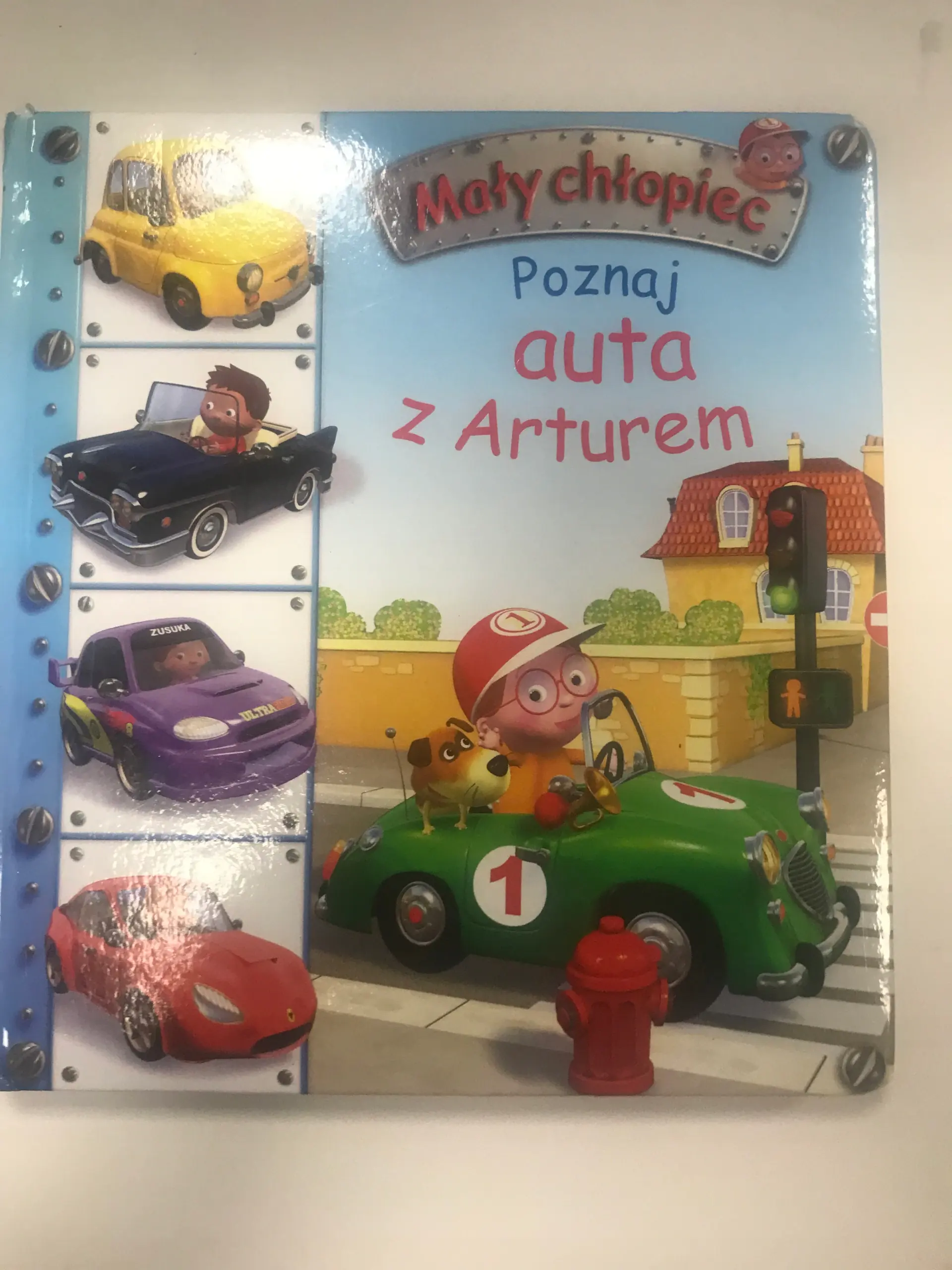 Książka - Mały chłopiec. Poznaj auta z Arturem