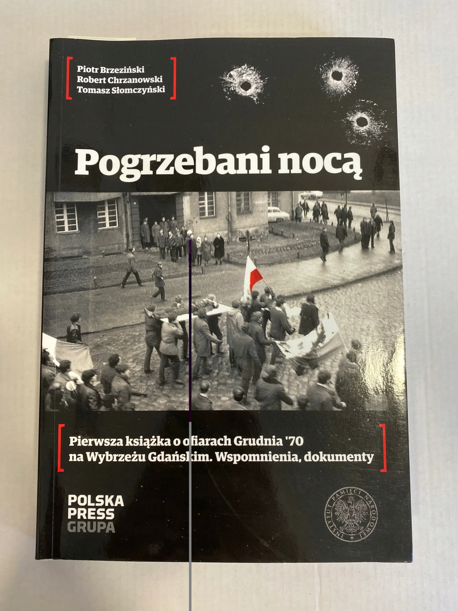 Książka - Tomasz Słomczyński - Pogrzebani nocą