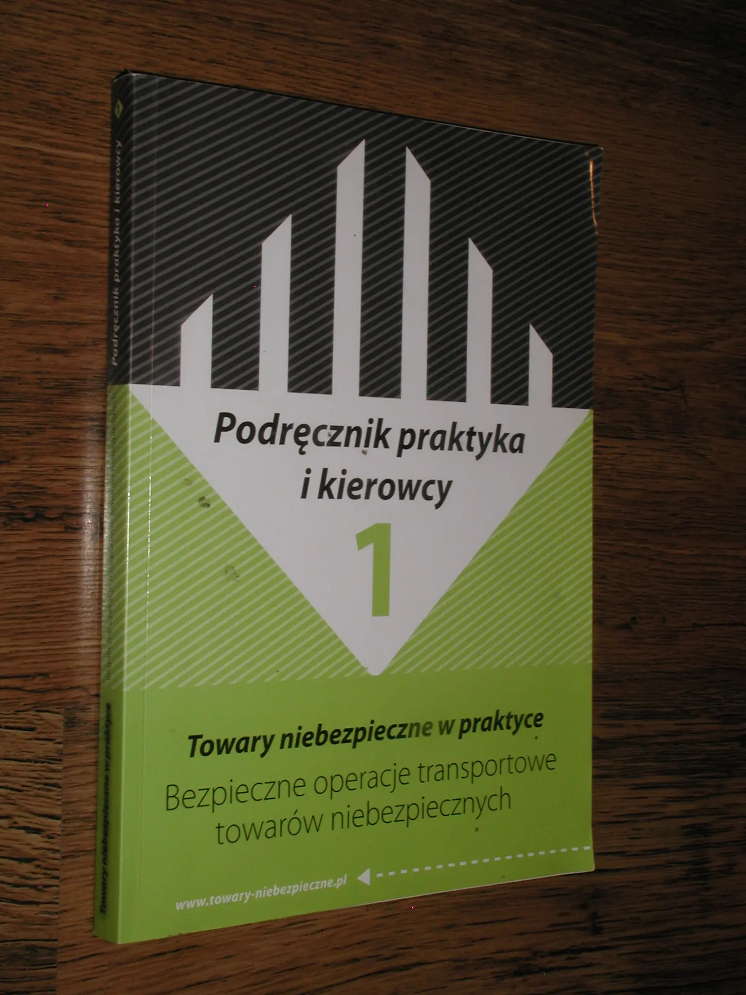 Książka - PODRĘCZNIK PRAKTYKA I KIEROWCY 1 TOWARY NIEBEZPIECZNE W PRAKTYCE BEZPIECZNE OPERACJE TRANSPORTOWE TOWARÓW NIEBEZPIECZNYCH