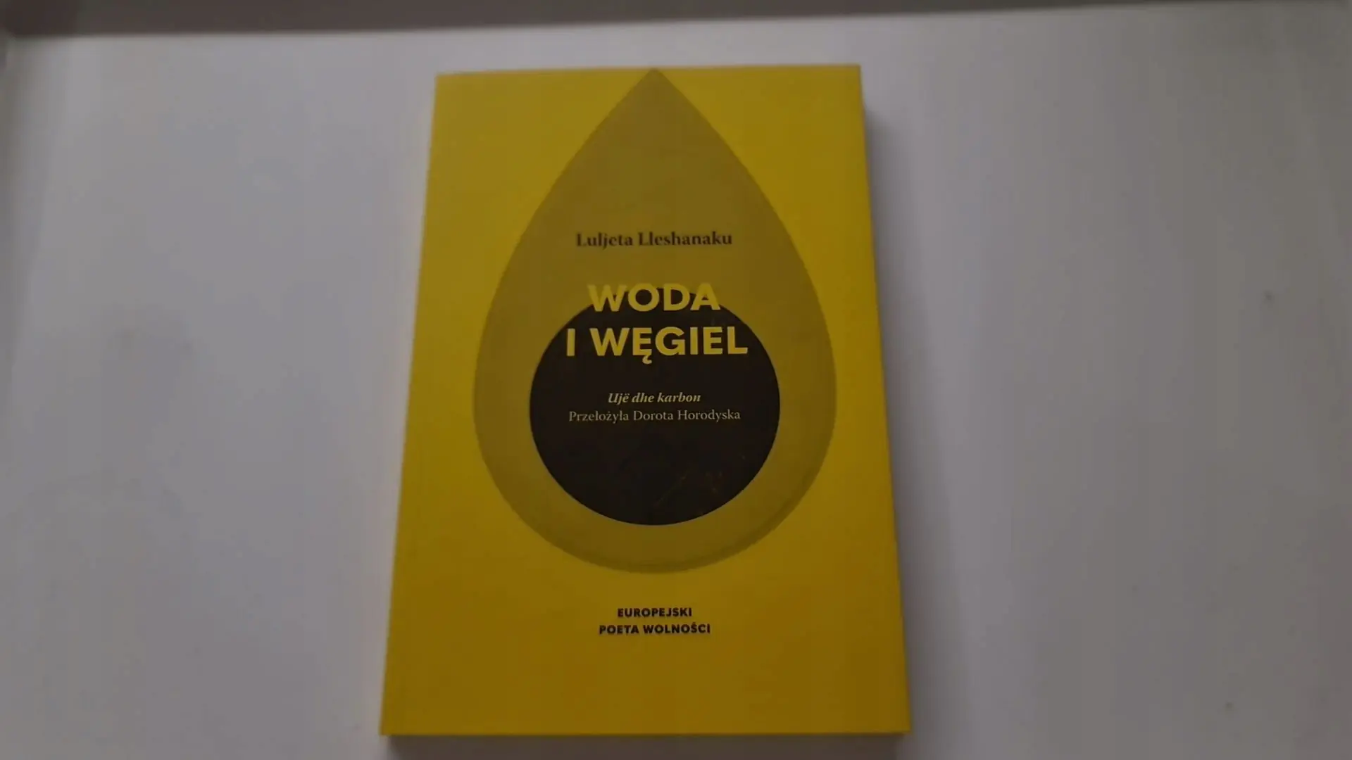 Książka - Luljeta Lleshanaku Woda i węgiel poezja Ujë dhe karbon