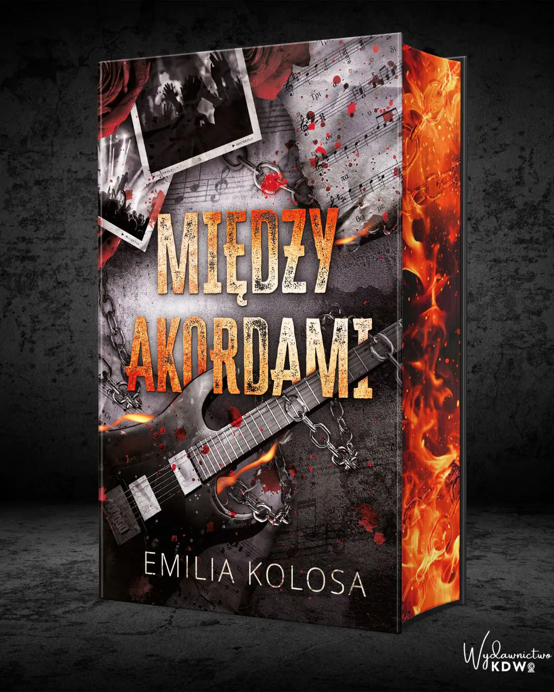 Książka - Między Akordami (barwione brzegi)
