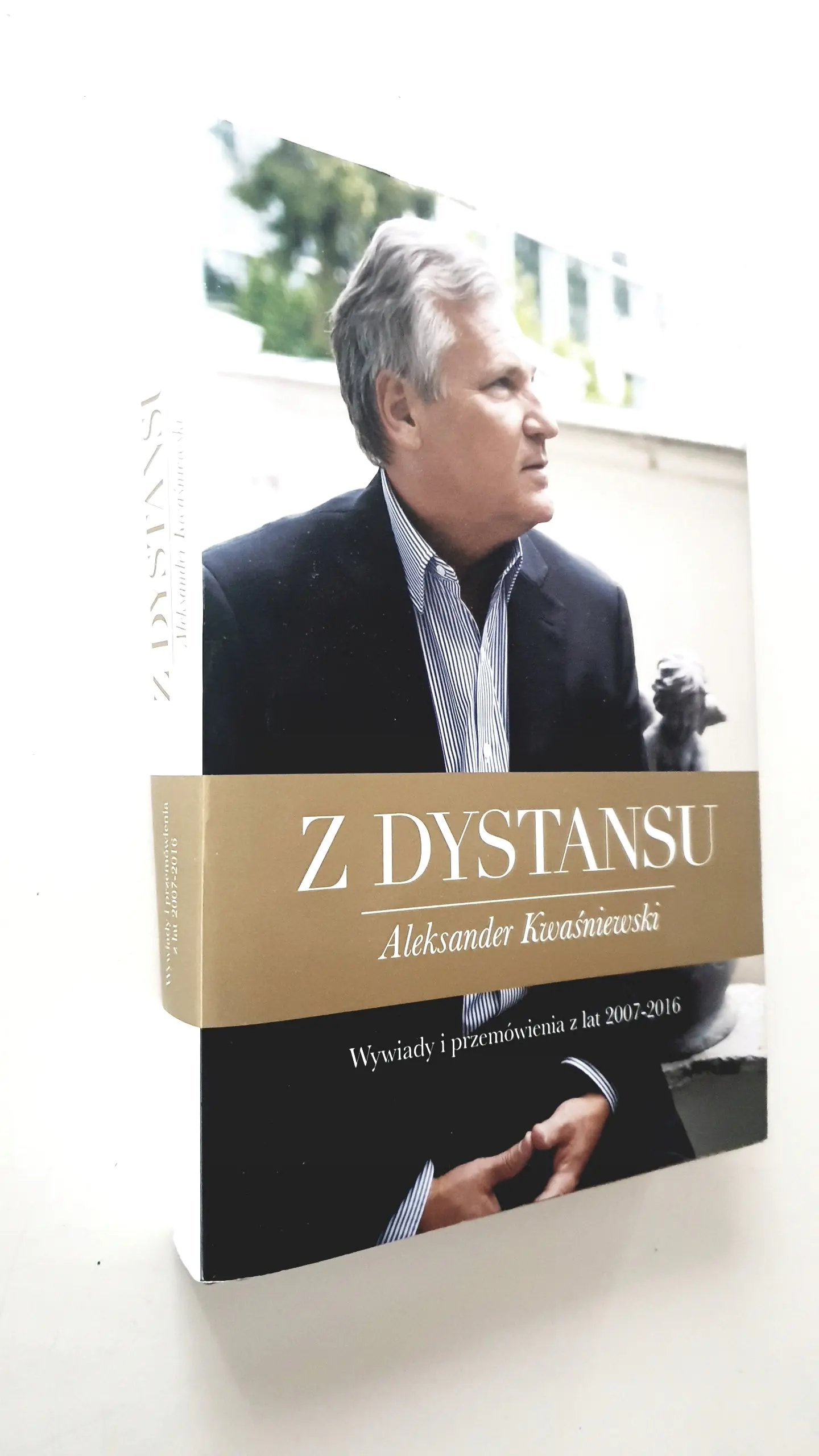 Książka - Z dystansu