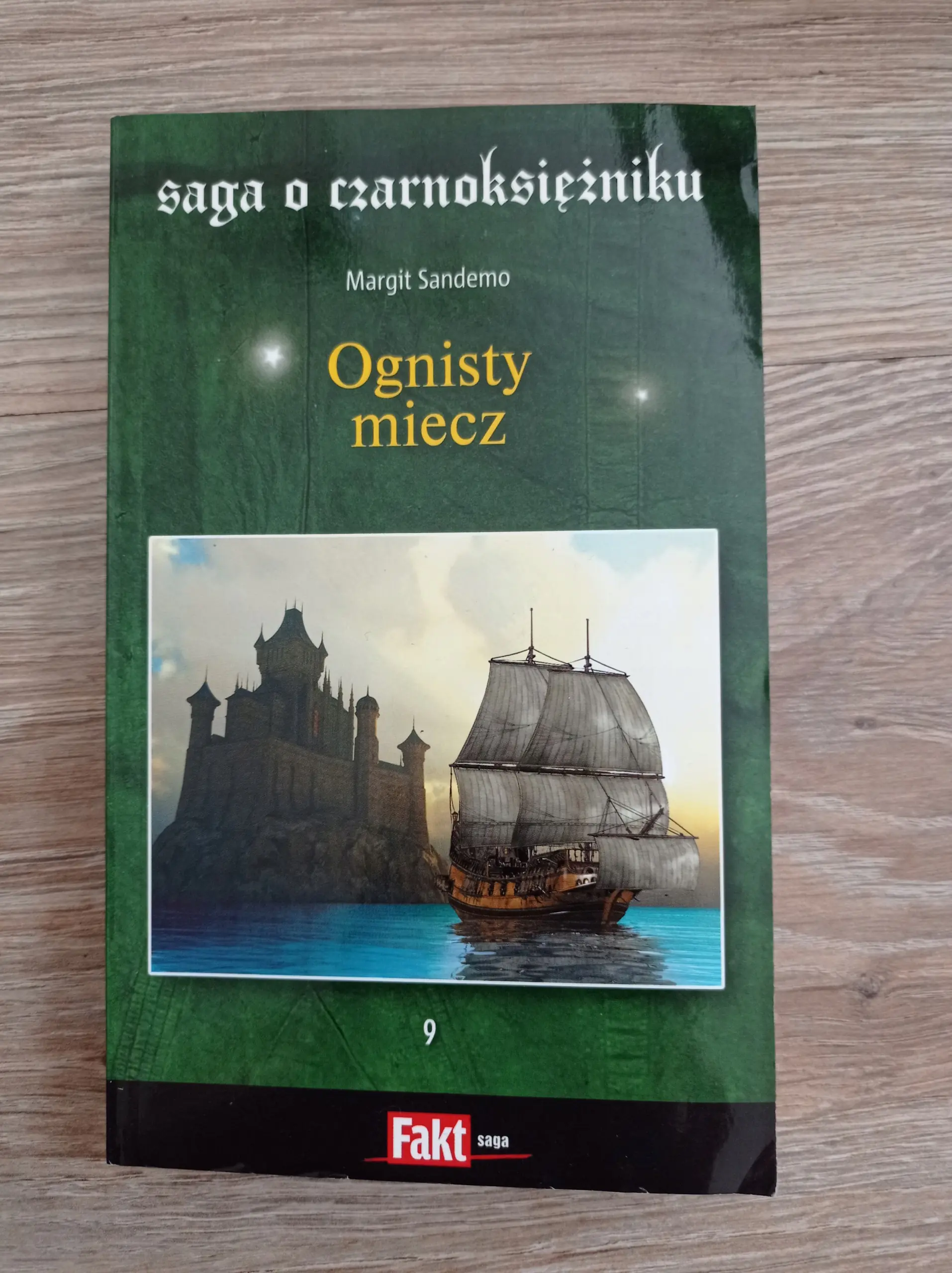 Książka - SAGA O CZARNOKSIĘZNIKU TOM 9 OGNISTY MIECZ
