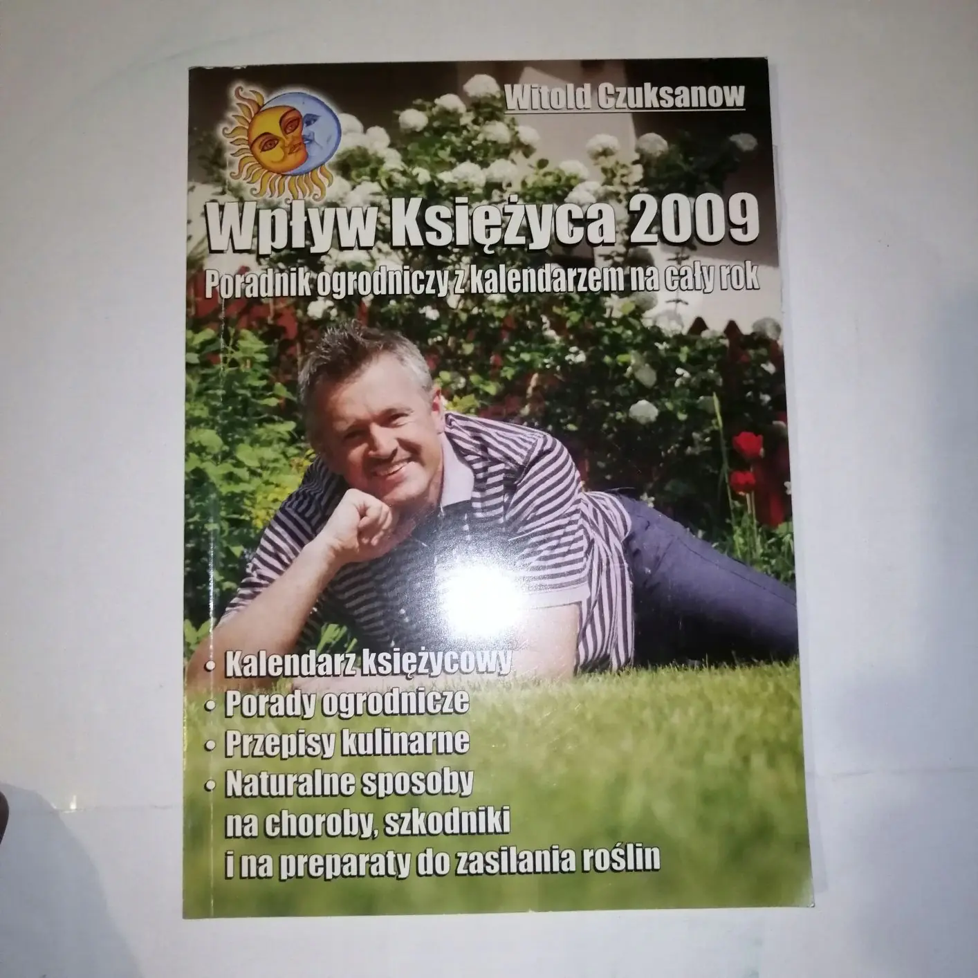 Książka - Wpływ księżyca 2009. Poradnik ogrodniczy z kalendarzem na cały rok