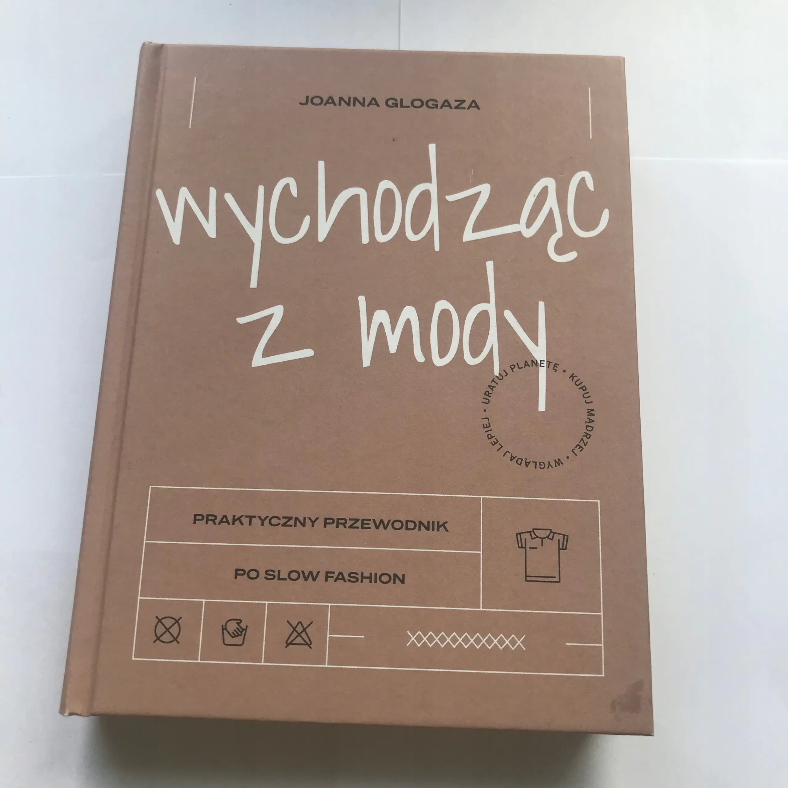 Książka - Wychodząc z mody Praktyczny przewodnik po slow fashion