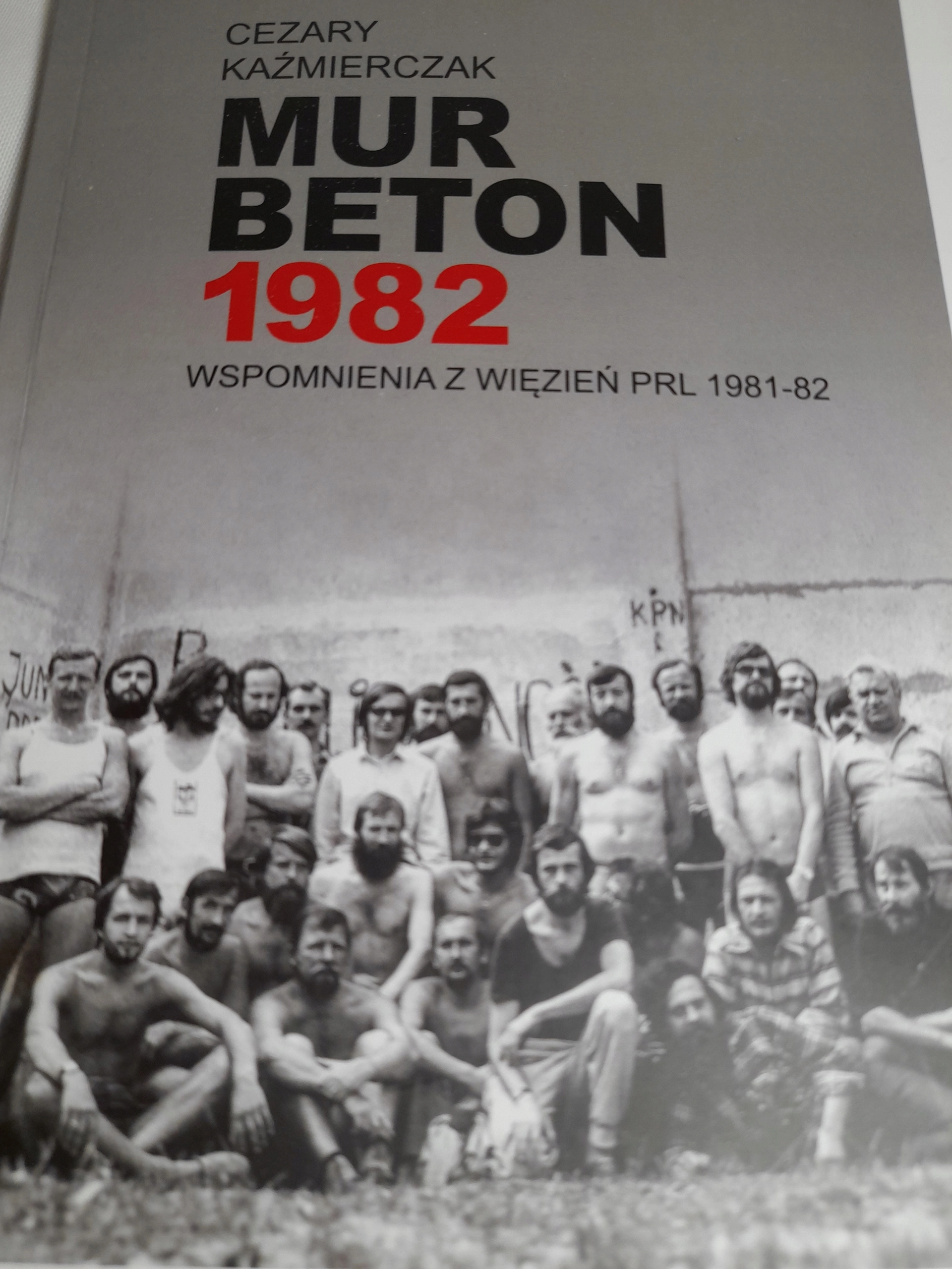 Książka - Mur Beton 1982 Wspomnienia z więzień PRL 1981-82
