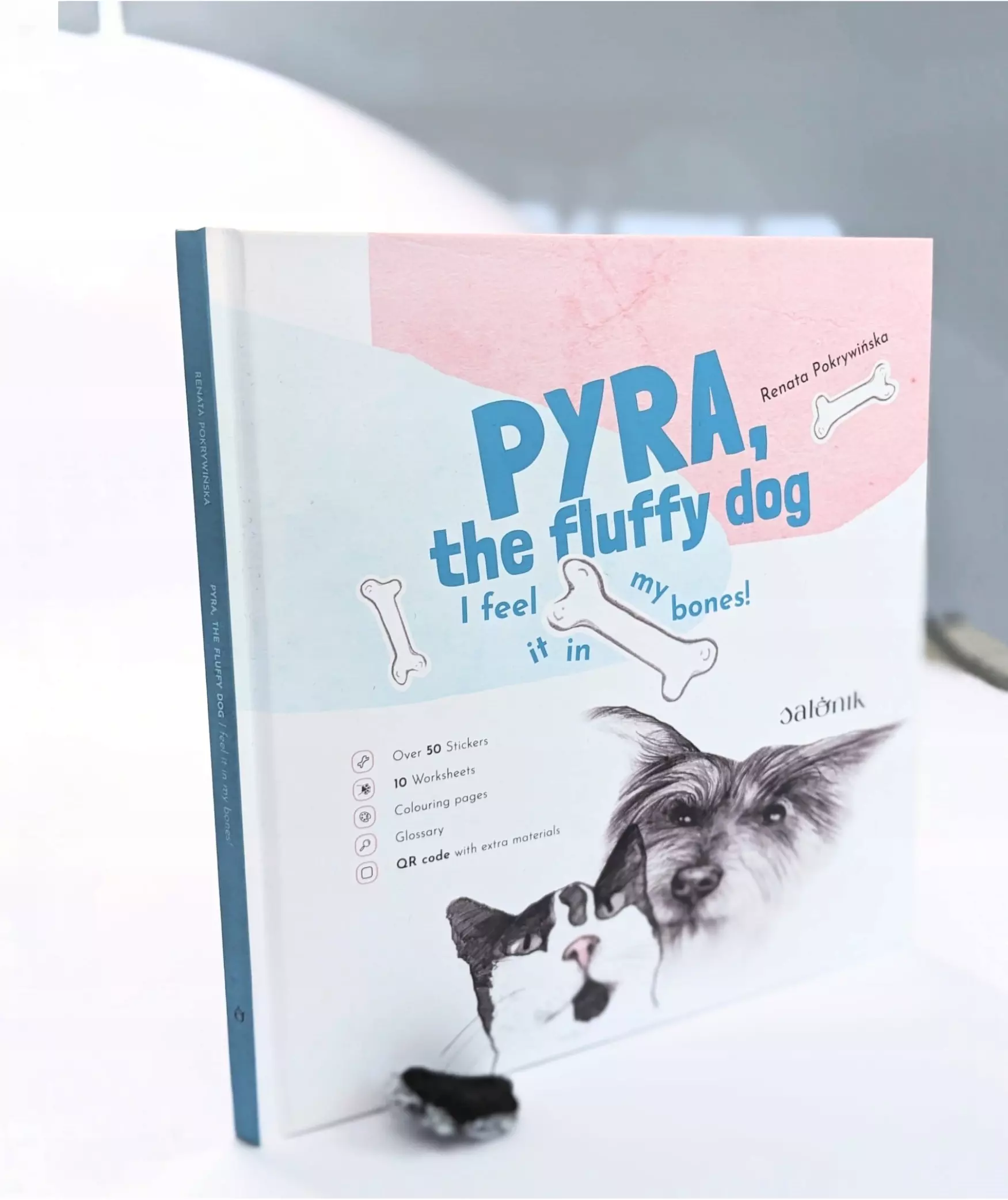 Książka - Pyra, the Fluffy dog. I feel it in my bones!