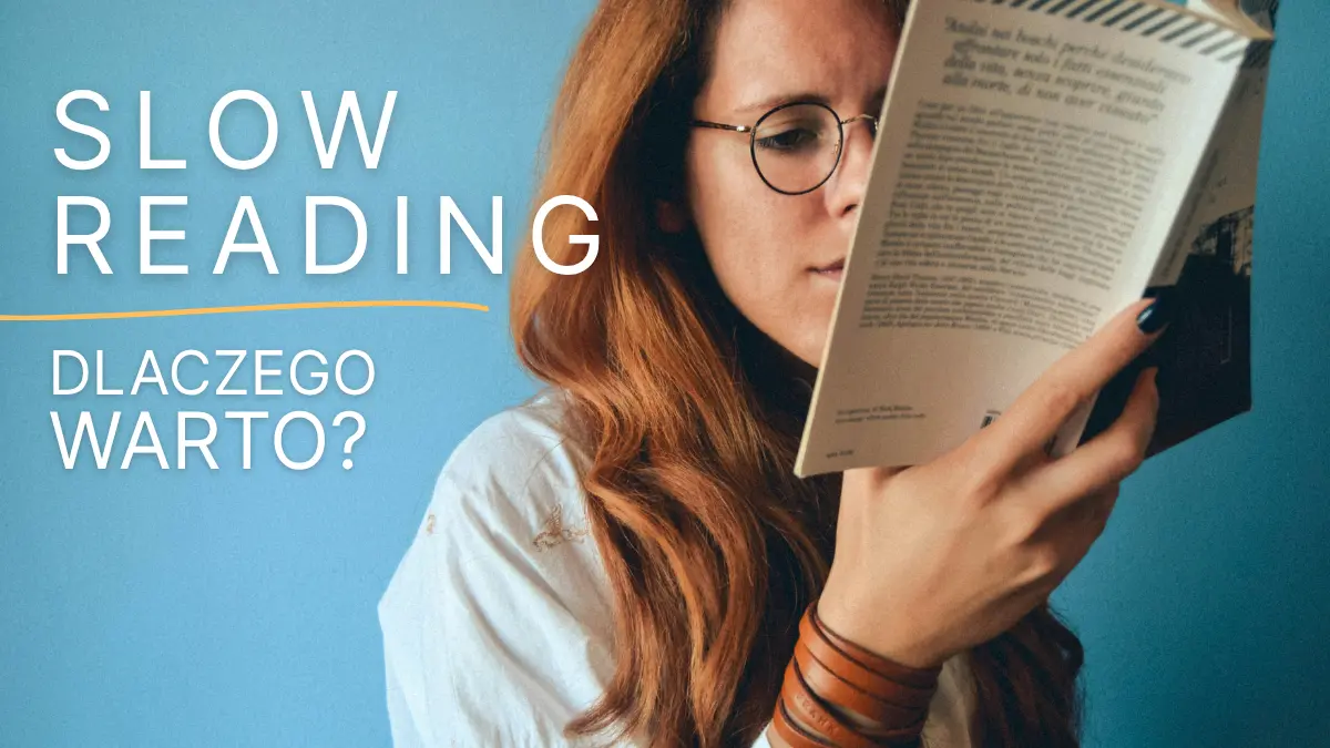 Młoda kobieta o rudych włosach czyta książkę stojąc na gładkim, niebieskim tle. Obok napis: slow reading - dlaczego warto?