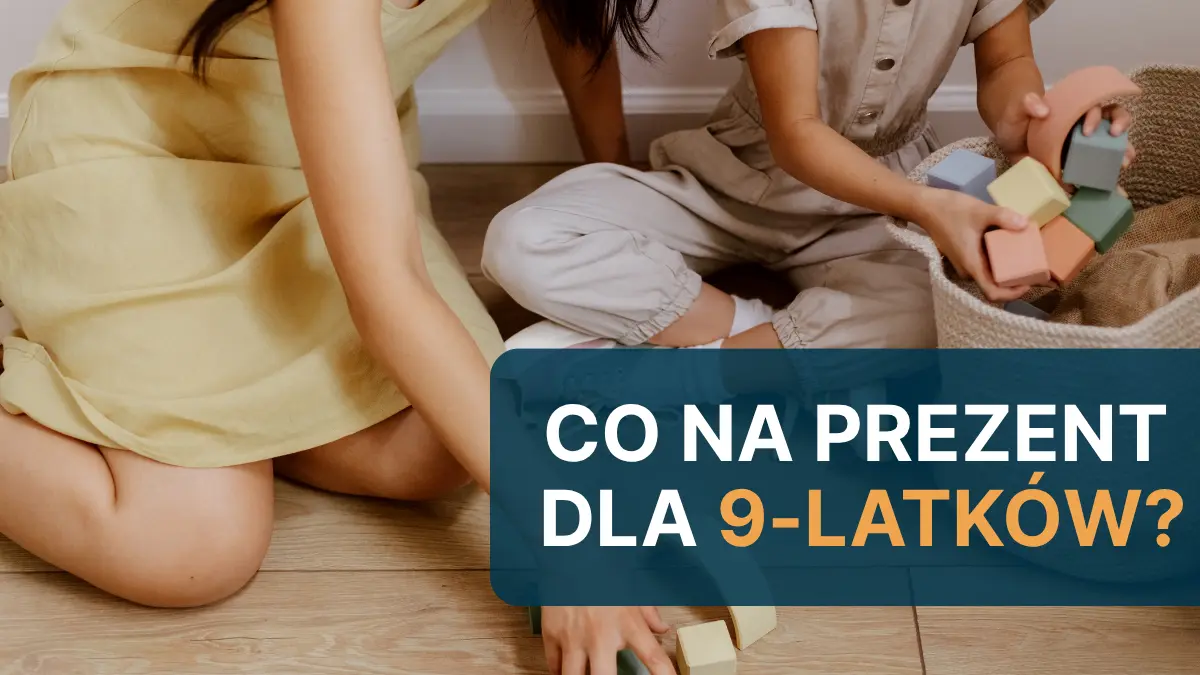 Kobieta i dziecko bawią się kolorowymi klockami, siedząc na podłodze.