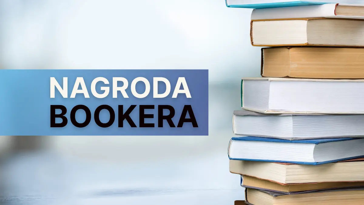 Po prawej stronie stos książek ułożonych jedna na drugiej, po lewej stronie napis: Nagroda Bookera.