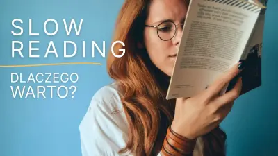 Młoda kobieta o rudych włosach czyta książkę stojąc na gładkim, niebieskim tle. Obok napis: slow reading - dlaczego warto?