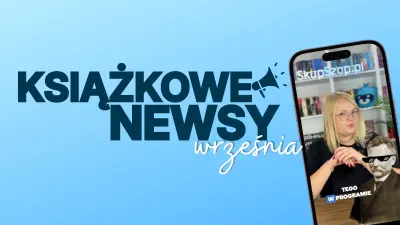 Obrazek przedstawia smartfon odtwarzający film, w którym kobieta opowiada o nowinkach ze świata książek i napis: Książkowe newsy wrzesień.
