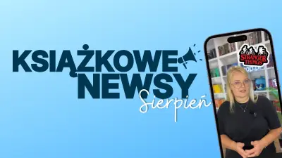Obrazek przedstawia smartfon odtwarzający film, w którym kobieta opowiada o nowinkach ze świata książek i napis: Książkowe newsy sierpień.