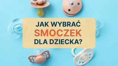 Obrazek przedstawia kolorowe smoczki dziecięce, leżące na błękitnym tle.
